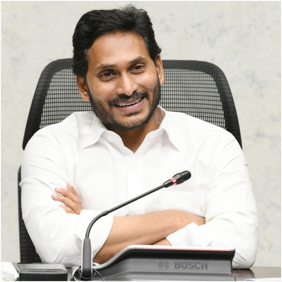  ఆంధ్రప్రదేశ్ (Andhra Pradesh) లోని ప్రభుత్వ స్కూళ్లలో చదివే విద్యార్థులకు సీఎం జగన్ (AP CM YS Jagan) గుడ్ న్యూస్ చెప్పారు. ఇప్పటికే బైజూస్ (BYJU'S) సంస్థలో ఒప్పందం కుదుర్చుకున్న సందర్భంగా ముఖ్యమంత్రి కీలక ప్రకటన చేశారు. విద్యార్థుల్లో డిజిటల్ లెర్నింగ్ స్కిల్స్ పెంచే విధంగా తీసుకోబోతున్న చర్యల గురించి సీఎం తెలిపారు.