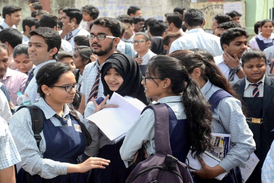  4. ఇక ప్రభుత్వ వెబ్‌సైట్స్ అయిన https://bie.ap.gov.in/ లేదా https://examresults.ap.nic.in/ లో రిజల్ట్స్ తెలుసుకోవచ్చు. ముందుగా https://bie.ap.gov.in/ లేదా https://examresults.ap.nic.in/ వెబ్‌సైట్ ఓపెన్ చేయాలి. స్క్రీన్ పైన ఇంటర్ ఫస్ట్ ఇయర్, ఇంటర్ సెకండ్ ఇయర్ ఫలితాలకు సంబంధించిన లింక్స్ వేర్వేరుగా ఉంటాయి. (ప్రతీకాత్మక చిత్రం)