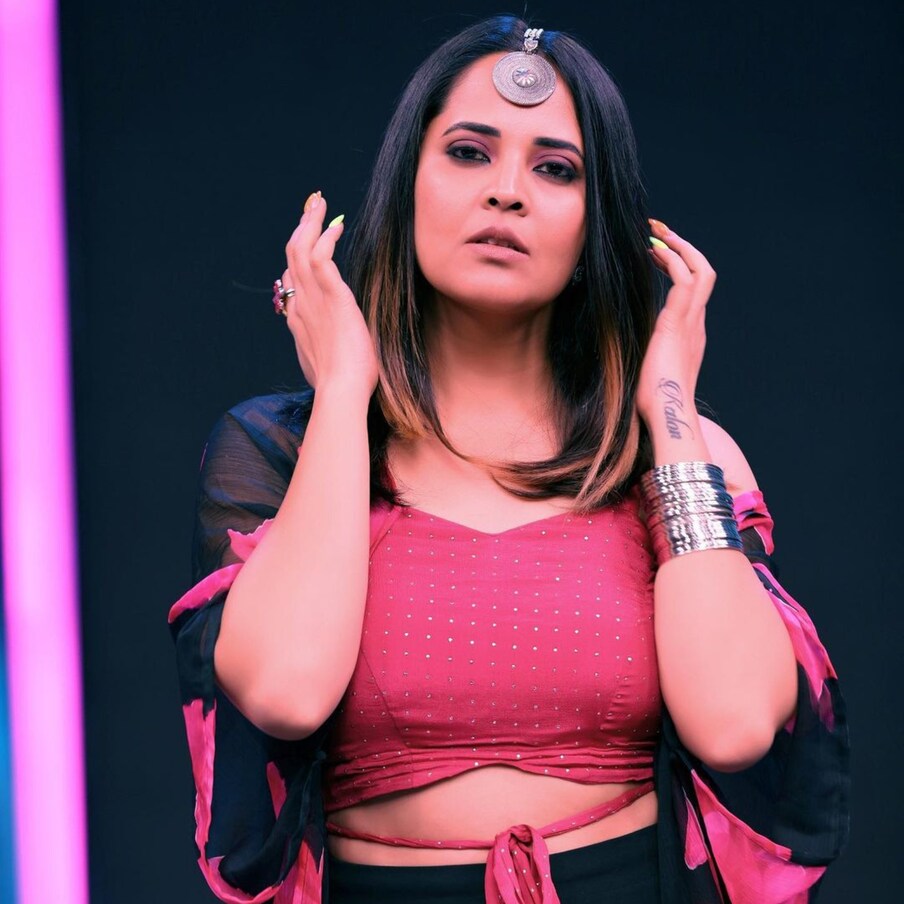  ఇంతింతై అన్నట్టు చిన్న చిన్న యాంకర్ వేషాలు వేసుకుంటూ చిన్నగా జబర్ధస్త్ షోలోకి ఎంట్రీ  ఇచ్చింది అనసూయ. ఈ షోతో  పాపులారిటీ సంపాదించుకున్న అనసూయ ఇక వెనుదిరిగి చూసుకోలేదు. ముందుగా జబర్దస్త్ షోను కేవలం గ్లామర్‌తోనే రక్తి కట్టించిన ఈ భామ ఆ తర్వాత సినిమాల్లో కూడా తనదైన సత్తా చాటింది. (Instagram/Photo)