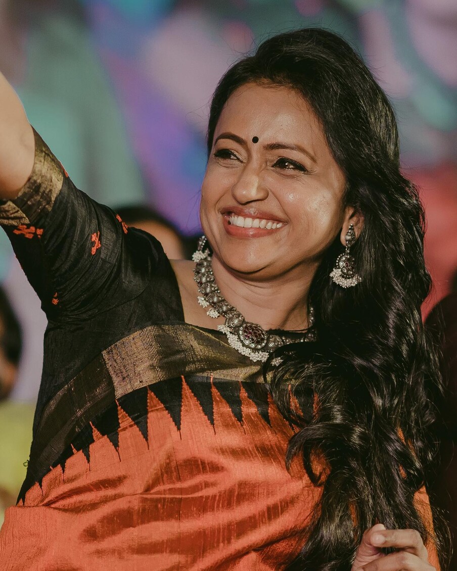  యాంకర్ సుమ కనకాల తెలుగు రాష్ట్రాల్లో ఎంత పాపులరో ప్రత్యేకంగా చెప్పాల్సిన పనిలేదు. చలాకైన మాటలతో అలరించే సుమ ఓ వైపు యాంకరింగ్ చేస్తూనే ఓ సినిమా చేసిన సంగతి తెలిసిందే. జయమ్మ పంచాయితీ అంటూ వచ్చిన ఈ సినిమా కోసం సుమ చాలా కష్టపడ్డారు. ముఖ్యంగా ప్రమోషన్స్‌ను ఓ రేంజ్‌లో చేశారు. అయినా ఆ సినిమా పెద్దగా ఆకట్టుకోలేకపోయింది. ఎన్నో ఆశలు పెట్టుకున్నా ఆ సినిమా ఏమాత్రం ఆదరణకు నోచుకోలేదు. Photo : Twitter