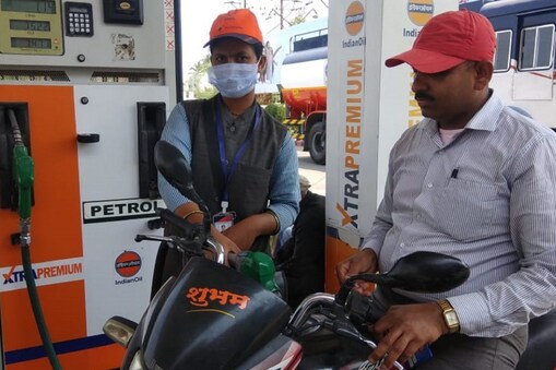 Cashback on Petrol: ఈ క్రెడిట్ కార్డుతో పెట్రోల్ కొంటే 100 శాతం క్యాష్‌బ్యాక్, సినిమా టికెట్లపై డిస్కౌంట్
(ప్రతీకాత్మక చిత్రం)