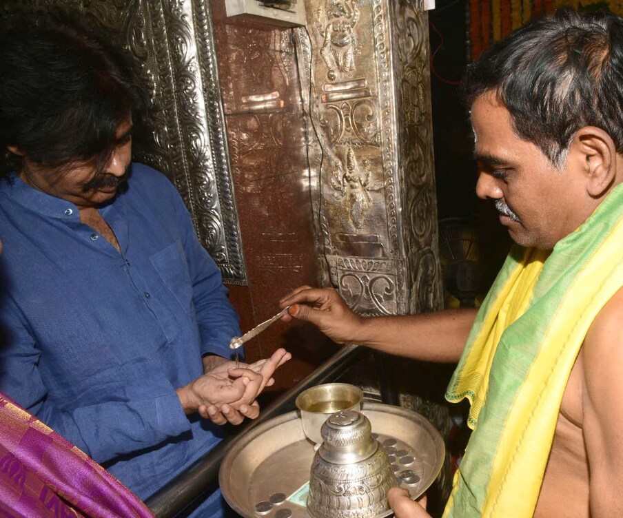  జనసేన పార్టీ అధ్యక్షులు పవన్ కళ్యాణ్ గుంటూరులోని చారిత్రక శ్రీ కన్యకా పరమేశ్వరి అమ్మవారిని దర్శించుకున్నారు. ఆయన ఆలయానికి వెళ్లడం వెనుక ప్రత్యేక కారణం ఉంది.. ప్రస్తుతం ఆలయ శతాబ్ది వార్షికోత్సవ వేడుకల సందర్భంగా ఆలయ కమిటీ ఆహ్వానం మేరకు మొదటి రోజు ఉత్సవాల్లో పాల్గొన్నారు.  