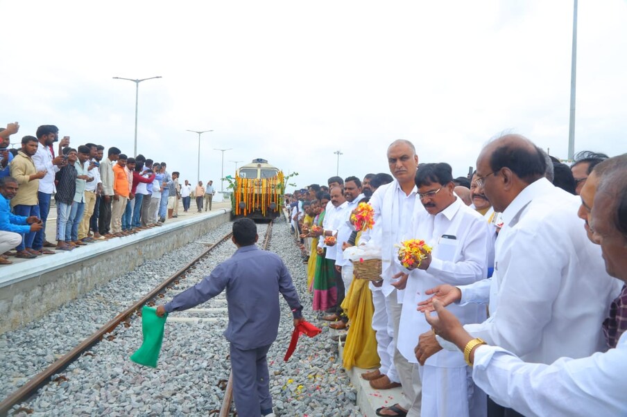   సీఎం కేసీఆర్ సొంత నియోజకవర్గం గజ్వేల్ వాసుల చిరకాల కోరిక నెరవేరింది. గజ్వేల్ కేంద్రంగా గూడ్స్ రైలు రాకపోకలు మొదలయ్యాయి. గజ్వేల్ లో కొత్తగా ఏర్పాటుచేసిన ఫర్టిలైజర్ రేక్ పాయింట్ ను రాష్ట్ర ఆర్థిక శాఖ మంత్రి హరీశ్ రావు, వ్యవసాయ శాఖ మంత్రి నిరంజన్ రెడ్డి ప్రారంభించారు. ఆంధ్ర ప్రదేశ్ రాష్ట్రం  FCI గోడౌన్ నుంచి 21 బోగీల్లో 13 టన్నుల ఎరువులతో వచ్చిన తొలి గూడ్స్ రైలుకు మంత్రులు, అధికారులు స్వాగతం పలికారు.