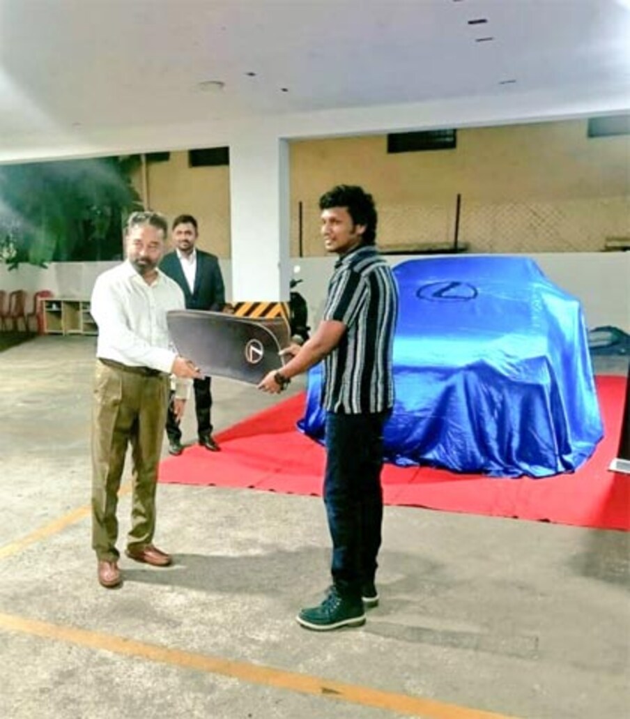  లోకేష్ కనగారాజ్ విషయానికొస్తే.. తమిళంలో పాటు తెలుగులో వరుసగా కార్తి ‘ఖైదీ మూవీతోనే తానేంటో ప్రూవ్ చేసుకున్నాడు. ఆ తర్వాత విజయ్ హీరోగా తెరెక్కించిన ‘మాస్టర్’ మూవీతో కెవ్వు కేక పెట్టించారు. తాజాగా లోక నాయకుడు కమల్ హాసన్‌‌తో విక్రమ్ సినిమాతో హాట్రిక్ సక్సెస్ అందుకొని దక్షిణాదిలో రాజమౌళి, ప్రశాంత్ నీల్ తర్వాత స్థానం అందుకున్నారు. ఈ నేపథ్యంలో కమల్ హాసన్‌ ఈయనకు ఖరీదైన కారును బహుమతిగా ఇవ్వడం ప్రాధాన్యతను సంతరించుకుంది. (Twitter/Photo)