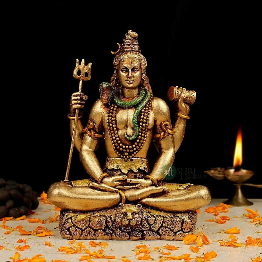  పరమేశ్వరుడు భోళా శంకరుడు.. శరణంటూ వచ్చిన వారిని అనుగ్రహించి, అభయమిచ్చి, కష్టాలను నెరవేర్చే మహాదేవుడు శంకరుడు. ఓం నమ: శివాయ అను పంచాక్షరి మంత్రాని జపించి, మన:స్పూర్తిగా పరమ శివున్ని ధ్యానిస్తే ఆయన అనుగ్రహం ఎల్లవేళల మనకు అండగా ఉంటుంది. శివపూజకు పెద్దగా ఆర్బాటాలు అవసరం లేదు. (ప్రతీకాత్మక చిత్రం)
