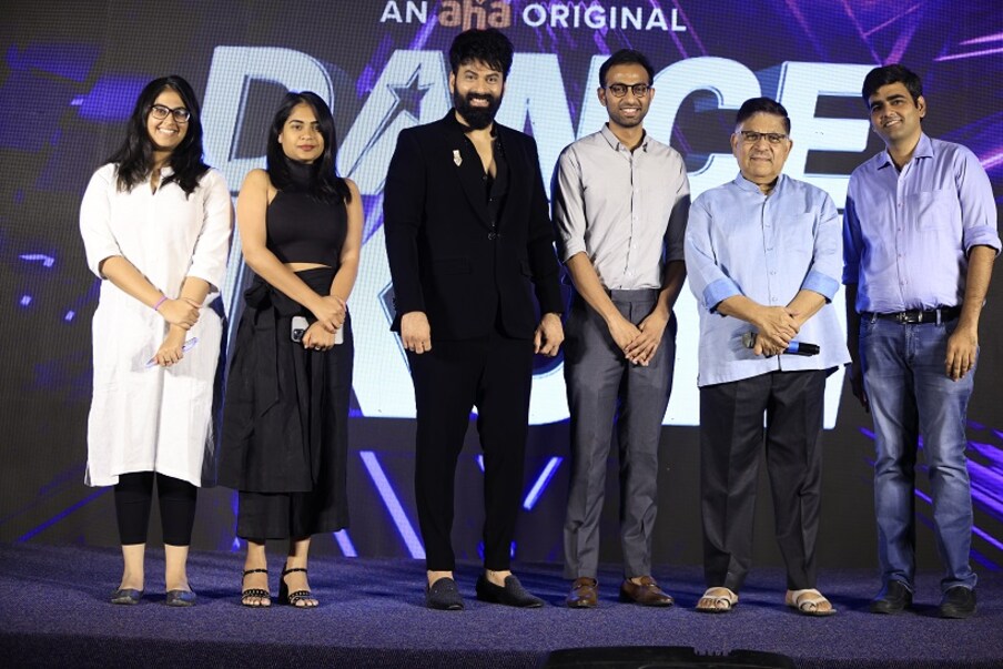  నెమలికి నేర్పిన నడకలివి అని ఆనాడు పాడిన, రా రా రమంటున్న రణరంగంలో సిద్దంగున్నా చావో రేవో తేలాలిపుడే డాన్స్ అని ఈ మధ్య పాడినా, డాన్స్ అనే పదం వినపడగానే ప్రతి ఒక్కరికీ వారిలో ఉన్న ఒక డ్యాన్సర్ బయటికొస్తారు. మరి మీలో ఎవరైనా అలాంటి డ్యాన్సర్ ఉంటే, ఆ ప్రతిభ మీకుంటే ఆహా, ఓక్ ఎంటర్టైన్మెంట్ తో కలిసి సమర్పిస్తున్న 'డాన్స్ ఐకాన్' అనే షో మీ కోసమే. మీ ప్రతిభకు మా వేదిక శిరస్సు వంచి ఆహ్వానిస్తుంది. ఇంకా ఎందుకు ఆలస్యం, ఆడిషన్స్ ఇచ్చేయండి, డాన్స్ ఐకాన్ టైటిల్ ను గెలుచుకోండి. Photo : Twitter