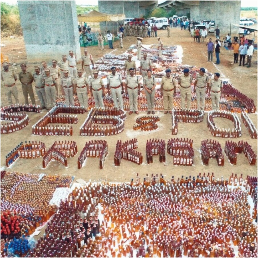  ఆంధ్రప్రదేశ్ (Andhra Pradesh) లో అక్రమ మద్యంపై ప్రభుత్వం ఉక్కుపాదం మోపుతున్న సంగతి తెలిసిందే. స్పెషల్ ఎన్ ఫోర్స్మెంట్ ఆధ్వర్యంలో నిత్యం దాడులు నిర్వహిస్తూ కల్తీ మద్యం, అక్రమ మద్యాన్ని పోలీసులు భారీగా సీజ్ చేస్తున్నారు. ప్రతి జిల్లాలో వేలాది మద్యం బాటిళ్లను అధికారులు స్వాధీనం చేసుకుంటున్నారు. ఆ మద్యాన్ని ధ్వంసం చేసి అక్రమార్కులకు వార్నింగ్ ఇస్తున్నారు.