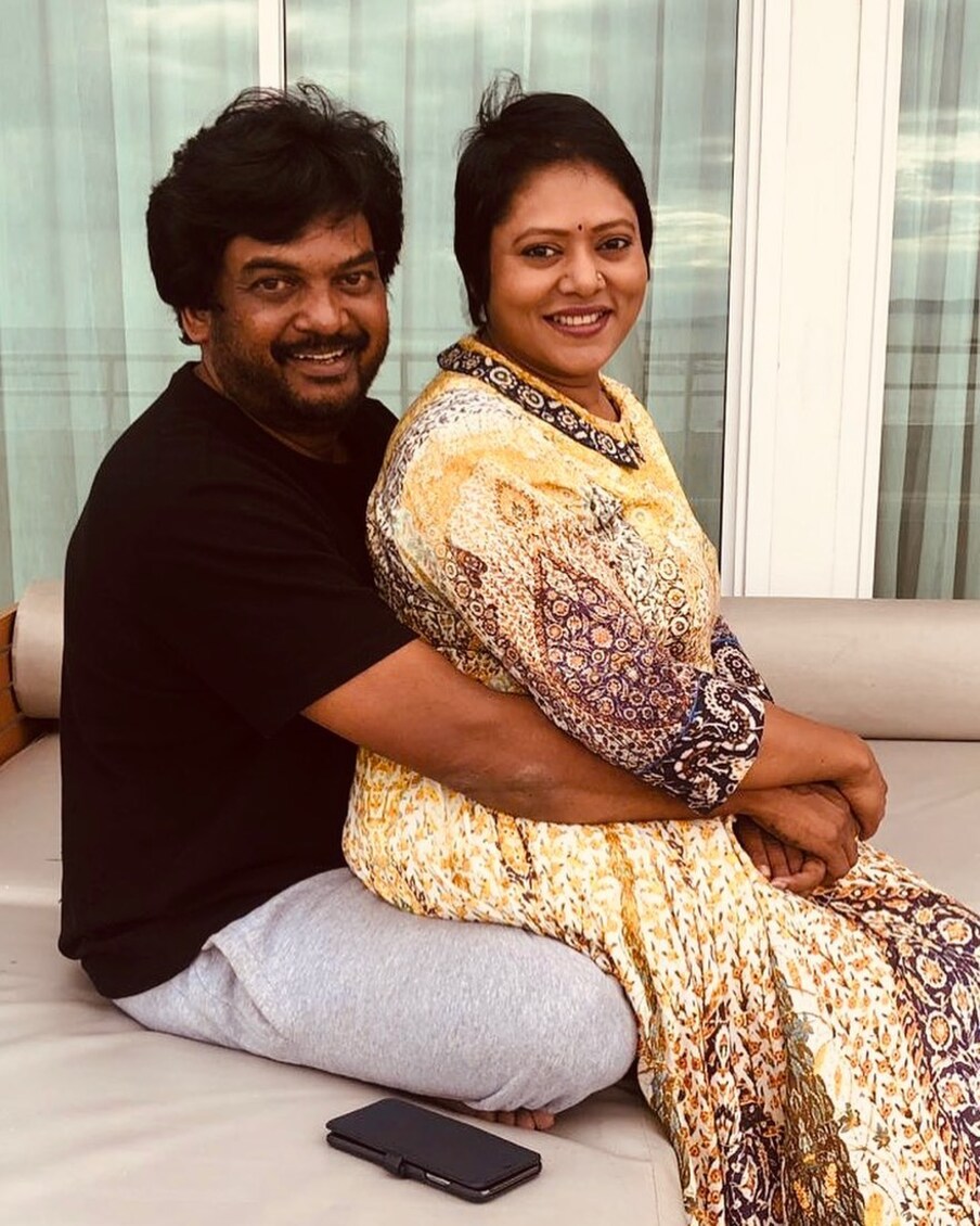  ప్రముఖ డైరెక్టర్ పూరి జగన్నాథ్ తనయుడు ఆకాష్ పూరి తాజాగా ఇప్పుడు "చోర్ బజార్" అనే సినిమా త్వరలో ప్రేక్షకుల ముందుకు రాబోతున్నారు. ఈ క్రమంలో ఆకాశ్ పూరి తనతల్లిదండ్రులకు సంబంధించిన అనేక ఆసక్తికర అంశాల్ని పలు ఇంటర్వ్యూల్లో చెప్పాడు.