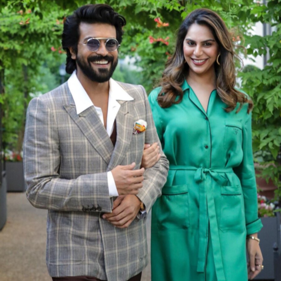  Ram Charan - Upasana | రామ్ చరణ్, ఉపాసన టాలీవుడ్ హాట్ కపుల్స్‌లో వీరు ఒకరు. వీళ్లిద్దరు పెళ్లి చేసుకోని అపుడే 10 యేళ్లు అవుతోంది. ఈ రోజుతో తో వీళ్లిద్దరు వివాహా బంధంలో అడుగుపెట్టి 10 యేళ్లు పూర్తవుతోంది. ఈ సందర్భంగా వీళ్లిద్దరు వెకేషన్ కోసం ఇటలీలోని ఫ్లోరెన్స్ సిటీలో తమ వెడ్డింగ్ డేను గ్రాండ్‌గా సెలబ్రేట్ చేసుకున్నారు. ఈ సందర్భంగా అక్కడ భార్య ఉపాసనతో దిగిన ఫోటోను రామ్ చరణ్ అభిమానులతో పంచుకున్నారు. (Instagram/Photo)