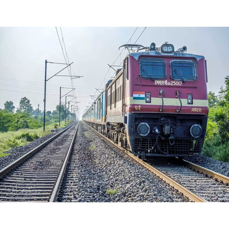  Train No.02792: ఈ నెల 20న Pt. DD Upadhyaya Junction-సికింద్రాబాద్ స్పెషల్ ట్రైన్ ను ప్రకటించింది. ఈ ట్రైన్ 6 గంటలకు బయలుదేరి మరుసటి రోజు 11.30 గంటలకు గమ్యానికి చేరుతుంది. (ప్రతీకాత్మక చిత్రం)