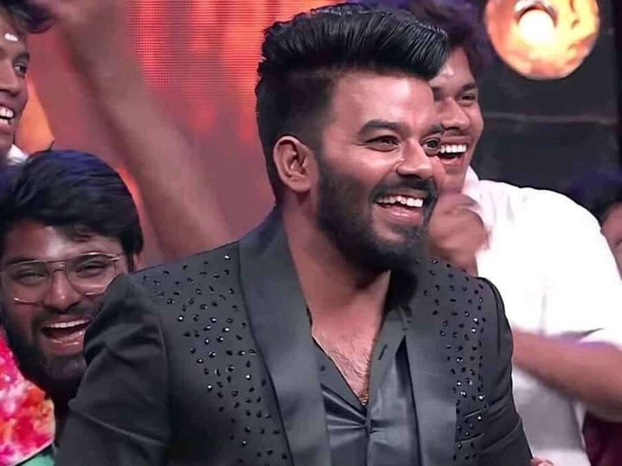  ఒకప్పుడు జబర్దస్త్ వేదికపై చక్రం తిప్పిన సుడిగాలి సుధీర్.. ప్రస్తుతం స్టార్ మాలో ప్రసారమవుతున్న ఓ షోకి యాంకర్ గా వ్యవహరిస్తున్నారు. అలాగే వాంటెడ్‌ పండుగాడ్‌, గాలోడు సినిమాలతో పాటు మరో సినిమాలో కూడా హీరోగా నటిస్తున్నారు. ఇలా బుల్లితెర, వెండితెరలపై ఆయన సత్తా చాటుతున్నారు.