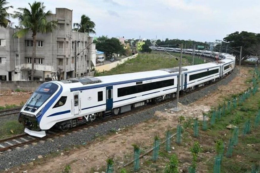  4. వందేభారత్ రైళ్లను దూరప్రాంతాలకు, దగ్గర్లోని ప్రాంతాలకు 35 ఏళ్ల పాటు నడపొచ్చు. స్టెయిన్‌లెస్ స్టీల్, అల్యూమినియంతో వందేభారత్ రైళ్లు తయారవుతున్నాయి. వందే భారత్ రైళ్లలో రెండు చివర్లలో డ్రైవింగ్ క్యాబ్‌లు ఉంటాయి. లోకోమోటివ్ అవసరం లేకుండా ఏ దిశలోనైనా ఈ రైలు ప్రయాణించవచ్చు. (ప్రతీకాత్మక చిత్రం)