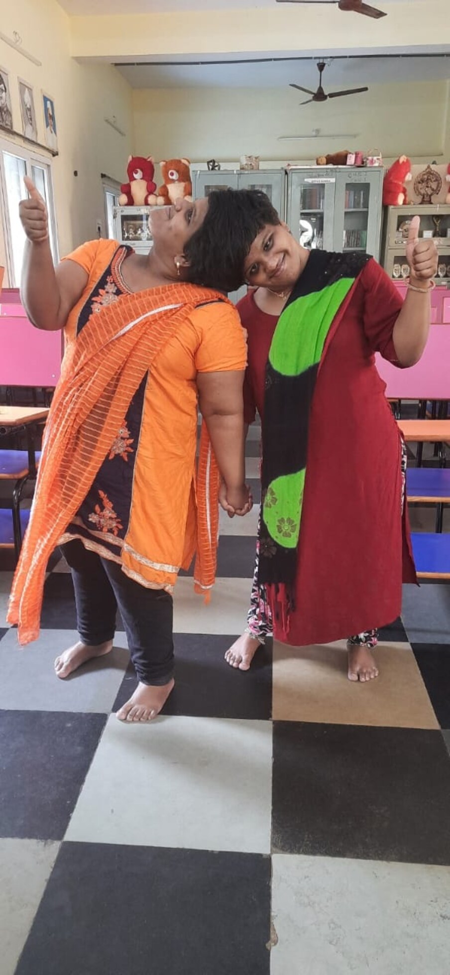  Veena Vani : అవిభక్త కవలలైన వీణ-వాణి ఇవాళ విడుదలైన ఇంటర్మీడియట్ ఫలితాల్లో సత్తా చాటుకున్నారు. ఇంటర్మీడియట్ పరీక్షల్లో ఫస్ట్ క్లాస్ మార్కులతో ఉత్తీర్ణత సాధించారు.