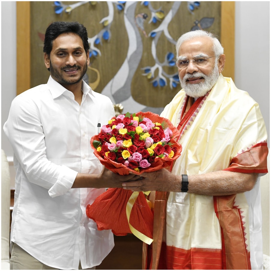  ఏపీ సీఎం జగన్ ఢిల్లీ పర్యటన ముగిసింది. నిన్న అసెంబ్లీలో బడ్జెట్ ప్రవేశం అనంతరం సాయంత్రం సీఎం ఢిల్లీకి బయలుదేరారు. ఈ పర్యటనలో భాగంగా ఈరోజు ప్రధాని మోదీతో, అమిత్ షాతో జగన్ భేటీ అయ్యారు. రాష్ట్రంలో నెలకొన్న సమస్యలు, ఇతర అంశాలపై వారికి జగన్ వివరించారు.