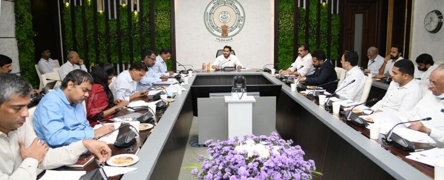  రాష్ట్రంలోని ప్రభుత్వ స్కూళ్లలో 8వ తరగతి నుంచి ప్రతి విద్యార్థిలకి ట్యాబ్ ఇస్తున్నట్లు జగన్ ప్రకటించారు. సెప్టెంబరు నాటికల్లా.. 8వ తరగతి పిల్లలకు ట్యాబ్‌ ఇస్తున్నామన్నారు. ఈ ఏడాడి మొత్తం 4,70,000 మంది పిలల్లు 8వ తరగతిలోకి అడుగుపెడుతున్నారని.. వీరందరికీ ట్యాబ్‌లను అందుబాటులోకి తీసుకువస్తున్నట్లు తెలిపారు.