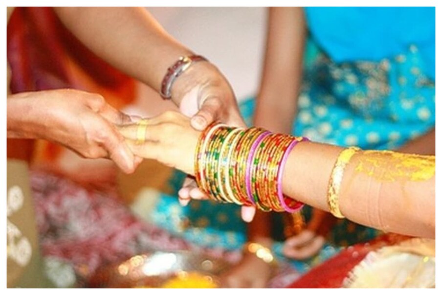  Bangles benefits: హిందూ మతంలో మహిళలకు పదహారు అలంకరణకు ప్రత్యేక ప్రాముఖ్యత ఉంది. పండుగల్లో వేసుకునే గాజులు మహిళల అందాన్ని పెంచుతాయి. ఇది అదృష్టానికి చిహ్నంగా కూడా పరిగణిస్తారు. గాజులు మహిళల అలంకరణలో మాత్రమే ఉపయోగపడతాయని నమ్ముతారు. కానీ అవి ఆరోగ్యాన్ని ,మానసిక స్థితిని చక్కగా ఉంచుతాయి. ఈ మారుతున్న యుగంలో ఒక వ్యక్తి తన దుస్తులకు సమానమైన వాటిని ధరిస్తాడు. 