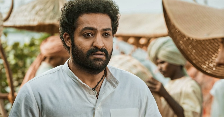 movie gallery net ఈ సినిమా తర్వాత ఎన్టీఆర్ సెన్సేషనల్ దర్శకుడు (Prashanth Neel) ప్రశాంత్ నీల్తో ఓ ప్యాన్ ఇండియన్ సినిమా చేయనున్నారు. ఈ సినిమాను మైత్రీ మూవీ మేకర్స్ నిర్మించనుంది. ప్రస్తుతం ప్రశాంత్ నీల్ ప్రభాస్తో సలార్ అనే సినిమా చేస్తున్నారు. ఇక ఎన్టీఆర్ నటించిన లేటెస్ట్ సినిమా ఆర్ ఆర్ ఆర్ విషయానికి వస్తే.. ఆర్ ఆర్ ఆర్ (రౌద్రం రణం రుథిరం) (Roudram Ranam Rudhiram) పేరుతో (NTR) ఎన్టీఆర్, రామ్ చరణ్లు (Ram Charan) ప్రధాన పాత్రల్లో రాజమౌళి దర్శకత్వంలో అంతర్జాతీయ స్థాయిలో పిరియాడిక్ యాక్షన్ డ్రామా వచ్చిన సంగతి తెలిసిందే. అనేక వాయిదాల తర్వాత ఈ సినిమా మార్చి 25న ప్రపంచవ్యాప్తంగా విడుదలై మంచి విజయం సాధించింది. Photo : Twitter