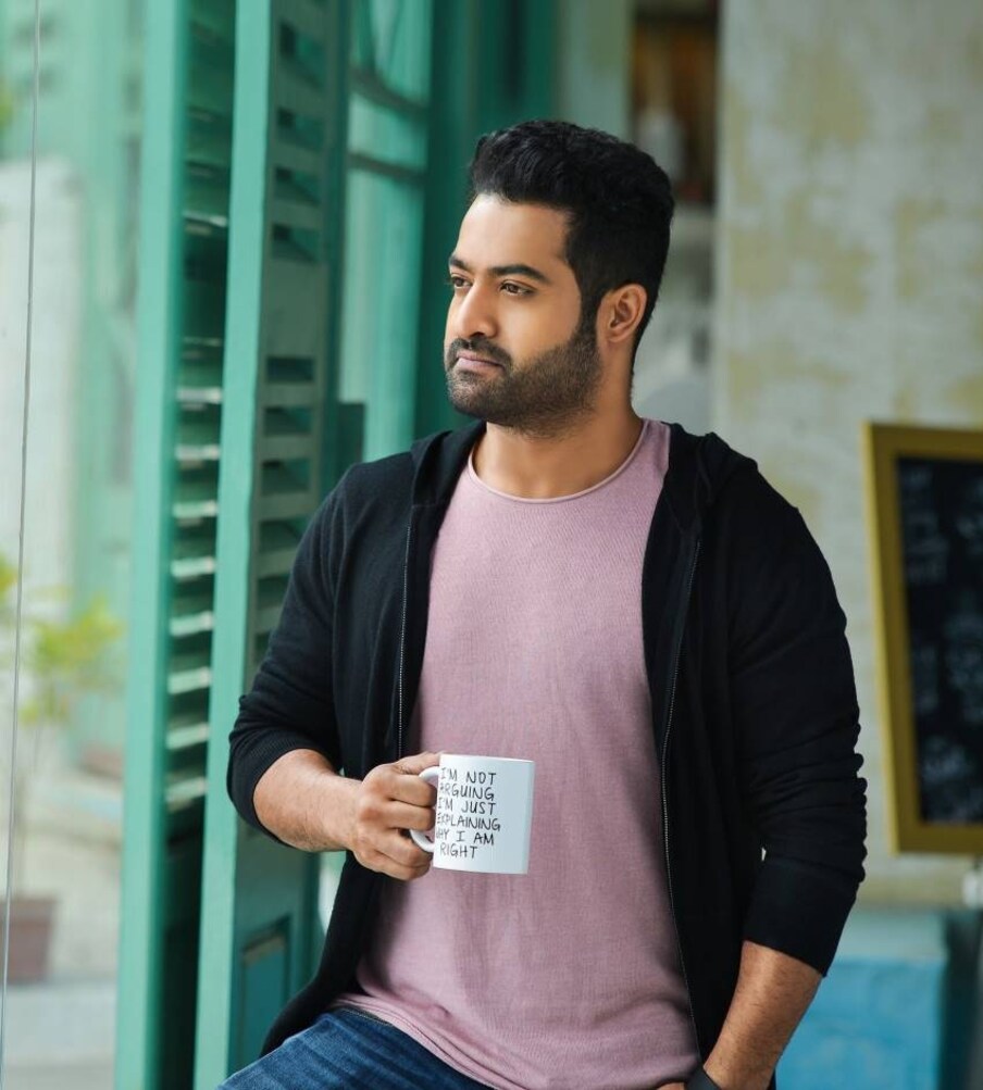 movie gallery net ఈ సినిమాలో (NTR, Ram Charan) ఎన్టీఆర్, రామ్ చరణ్లుతెలుగు చారిత్రక వీరులైన కొమరం భీమ్, అల్లూరి సీతారామ రాజు పాత్రలు చేశారు. వీరికి జంటగా ఇంగ్లీష్ నటీ ఒలివియా మోరీస్, హిందీ నటి ఆలియా భట్ (Olivia Morris, Alia Bhatt) నటించారు. అజయ్ దేవ్గణ్ కథను మలుపు తిప్పే కీలక పాత్రలో కనిపించారు. ఎం.ఎం. కీరవాణి సంగీతం అందించారు. Photo : Twitter