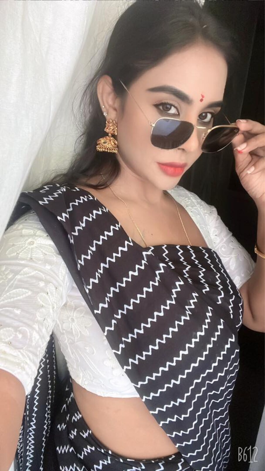  ఫేస్ బుక్ లైవ్ లోకి వచ్చిన శ్రీరెడ్డి.. పవన్‌పై పచ్చి బూతులతో అటాక్ చేసింది. పవన్‌కు చెప్పు చూపిస్తూ తిట్ల పురాణం మొదలుపెట్టింది. ఇది బాటా వాళ్ల చెప్పు.. చాలా స్ట్రాంగ్.. కొట్టానంటే మాములుగా ఉండదు.. నీ పిచ్చి తనానికి, ఎర్రితనానికి.. నీ రౌడీయిజానికి నా చెప్పులతో నమస్కారం పవన్ కళ్యాణ్ అంటూ రెచ్చిపోయింది శ్రీ రెడ్డి.