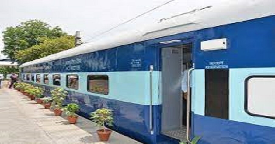  మనం తరచుగా రైళ్లలో ఎక్కువగా జర్నీ చేస్తుంటాం. మనం ఎక్కువగా నీలం రంగు కోచ్ ఉన్న ట్రైన్ లో ప్రయాణిస్తుంటాం. ఆ రంగు ఒక స్పెషాలిటీని కల్గి ఉంటుంది. అదేంటంటే.. ఇంటి గ్రెటేడ్ కోచ్ లను కల్గి ఉంటుంది. ఇది గంటకు 70 నుంచి 140 కిలో మీటర్ల వేగంతో ప్రయాణిస్తుంది. ఇలాంటివి ఎక్స్ ప్రెస్, సూపర్ ఫాస్ట్ రైళ్లలో కన్పిస్తుంటుంది. ఇది ఎయిర్ బ్రేకేలతో అమర్చబడి ఉంటుంది.