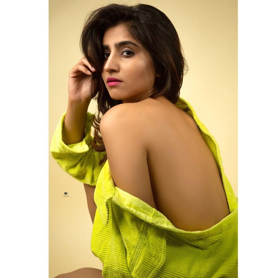  Anchor Varshini :బుల్లితెరలో హాట్ యాంకర్ గా గుర్తింపు పొందిన వర్షిణి పరిచయం గురించి బుల్లితెర ప్రేక్షకులందరికీ తెలిసిందే. తన అందాలతో బాగా రచ్చ చేస్తుంది. ఇప్పటికే అనసూయ, శ్రీముఖి ల కంటే ఎక్కువగా రెచ్చిపోతుంది. వాళ్లని మించి ఓ రేంజ్ లో గ్లామర్ విందుని వడ్డిస్తుంది. సోషల్ మీడియాలో బాగా యాక్టివ్ గా ఉంటూ తన హాట్ లుక్ లతో యువతను కన్నార్పకుండా చేస్తుంది. ఇదిలావుంటే ఇంత తగ్గించుకున్నాను అంటూ రెచ్చిపోయింది వర్షిణి.Photo : Instagram