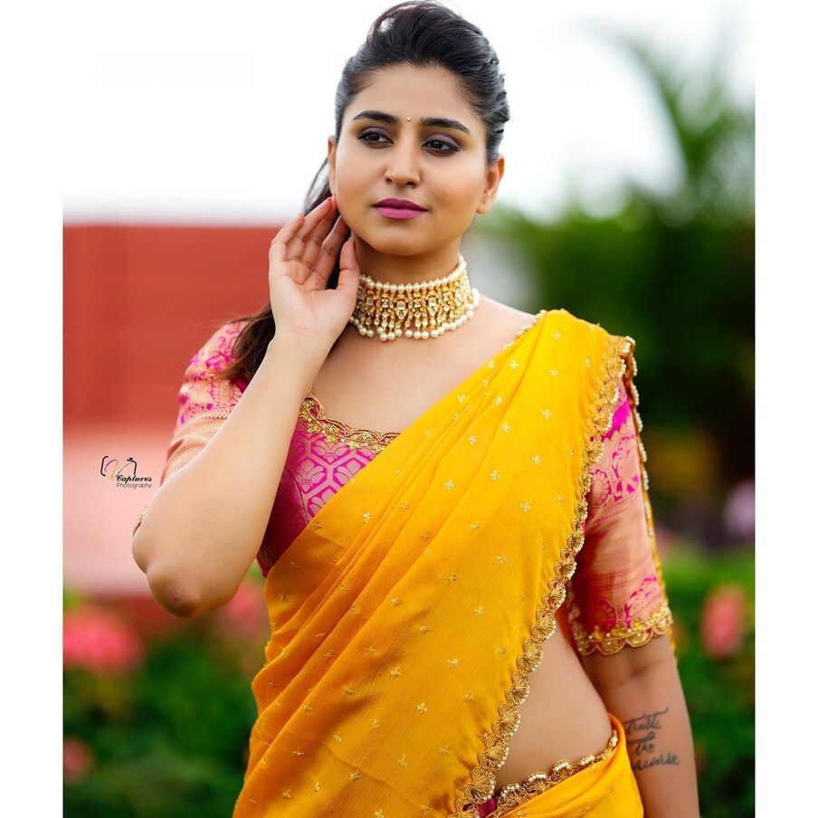  సోషల్ మీడియా ద్వారా పరిచయమైన వర్షిణి.. బుల్లితెర రియాలిటీ షో ఢీ లో యాంకర్ గా చేసింది. అందం విషయంలో టాప్ గ్లామర్ యాంకర్ గా నిలిచిన వర్షిణి తన డాన్స్ స్టెప్పులతో కూడా బాగా ఆకట్టుకుంది. ఇక ఢీ షో నుండి బయటకు వచ్చిన ఈ బ్యూటీ స్టార్ మా లో ప్రసారమవుతున్న కామెడీ షో లో చేస్తుంది. తన ఎంట్రీ డాన్సులతో అందరి దృష్టినీ తనవైపు లాక్కుంటుంది. ట్రెడిషనల్, గ్లామర్ లుక్ లతో కూడా బాగా ఆకట్టుకుంటుంది. Photo: Instagram