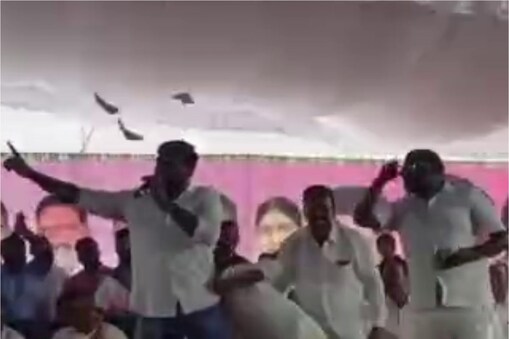 (500రూపాయల నోట్లు విసిరిన అభిమాని)