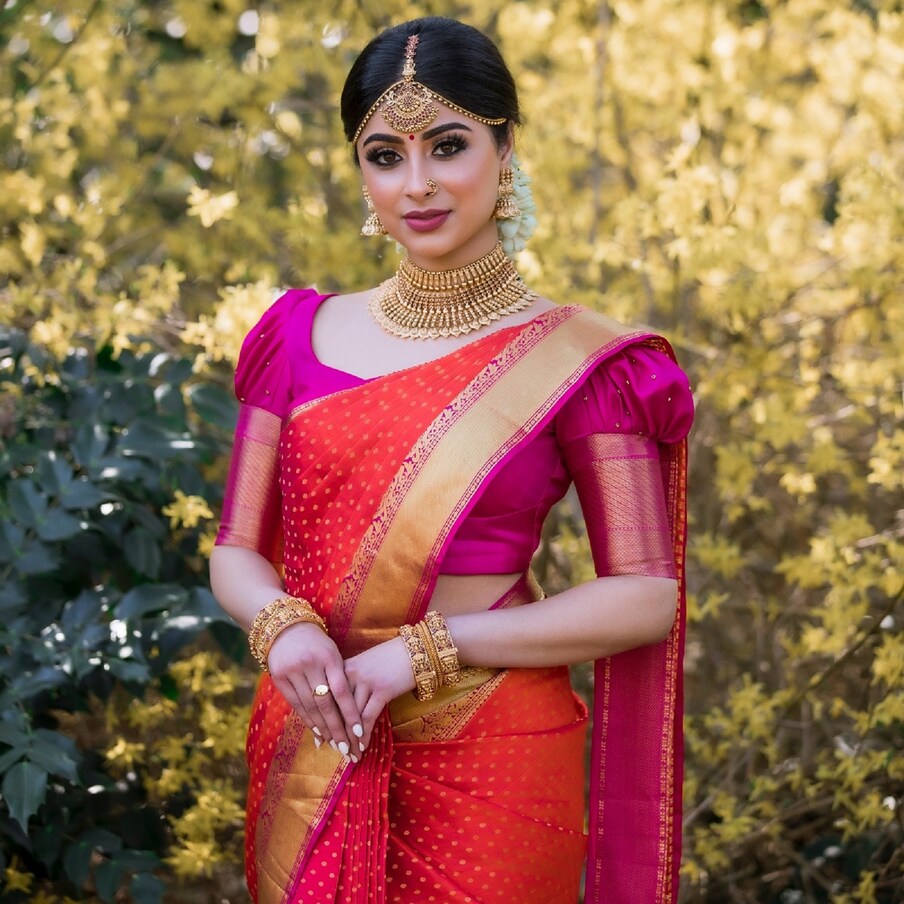  కొద్ది రోజులుగా బంగారు, వెండి ధ‌ర‌లు ప‌సిడి ప్రియుల‌కు చుక్క‌లు చూపించాయి. రోజు రోజుకు పెరుగుతూ ప్ర‌జ‌ల‌కు ఝ‌ల‌క్ ఇచ్చాయి. అయితే.. నేడు బంగారం, వెండ ధ‌ర‌లు కొద్దిగా త‌గ్గి ప్ర‌జ‌ల‌కు గుడ్ న్యూస్ చెప్పిన‌ట్టైంది. (ప్రతీకాత్మక చిత్రం)