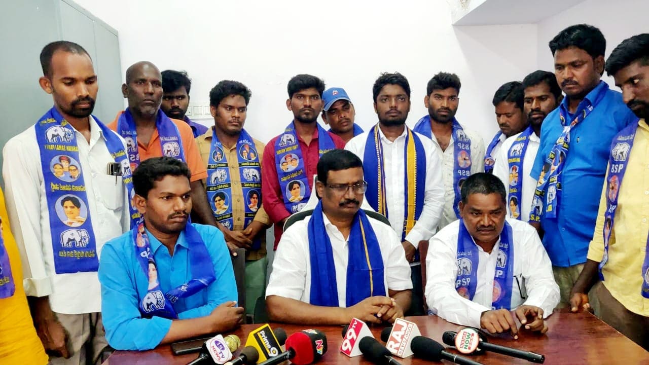 మీడియా సమావేశంలో మాట్లాడుతున్న బీఎస్పీ నేత కొత్తపల్లి కుమార్