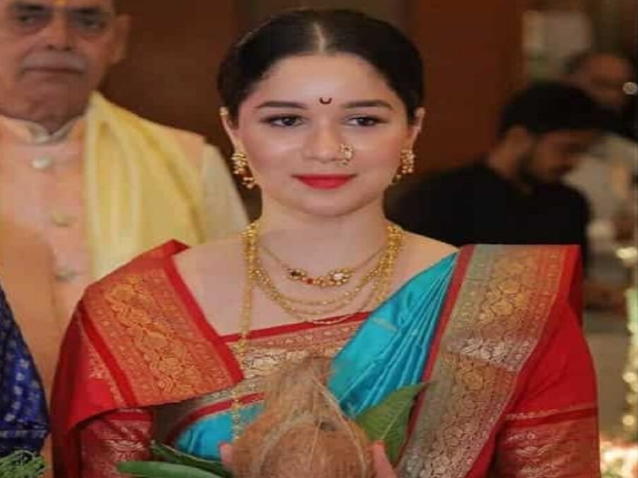  సారా ఇటీవల సంప్రదాయ శైలిలో కనిపించింది. మరాఠీ చీర కట్టుకుని సంప్రదాయ నగలు ధరించింది. సచిన్ కుటుంబం బంధువుల వివాహానికి హాజరైన అప్పుడు తీసిన ఫోటో అది. ఈ పిక్ ఇప్పుడు వైరల్ గా మారింది. (Imagecredit : Instagram)