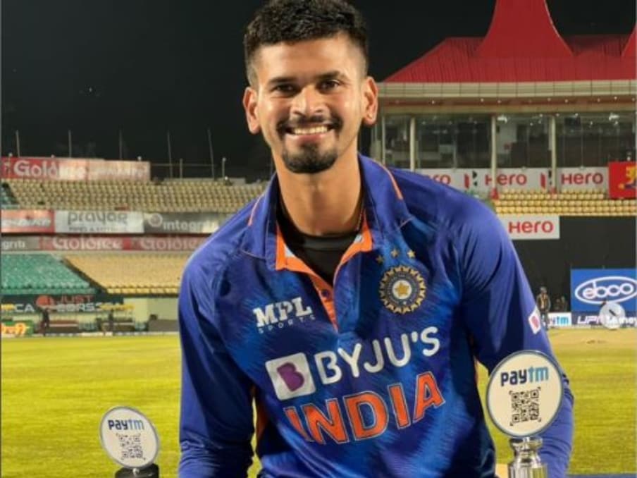  గతేడాది ఇంగ్లండ్ తో జరిగిన టి20 సిరీస్ లో బంతిని ఆపే క్రమంలో డైవ్ చేసిన శ్రేయస్ అయ్యర్ భుజం గాయాం బారిన పడ్డాడు. ఫలితంగా వీరు కొన్ని నెలల పాటు క్రికెట్ కు దూరమయ్యారు.