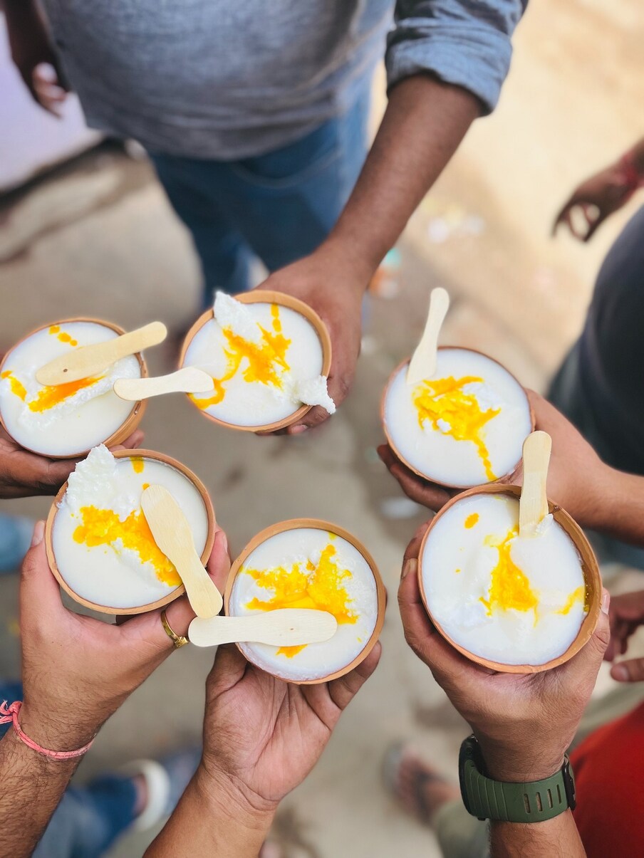 2. ప్రీ-ప్యాక్డ్, ప్రీ-లేబుల్డ్ పెరుగు, లస్సి, బటర్ మిల్క్ లాంటి వస్తువుల ధరలు పెరగబోతున్నాయి. పెరుగు, లస్సీ లాంటి పాల ఉత్పత్తులపై 5 శాతం జీఎస్‌టీ వర్తించనుంది. ఇప్పటి వరకు ఎలాంటి పన్నులు లేని వీటిపై ఇక జీఎస్‌టీ చెల్లించక తప్పదు. కాబట్టి డెయిరీ కంపెనీలు ధరలు పెంచక తప్పని పరిస్థితి నెలకొంది. (ప్రతీకాత్మక చిత్రం)
