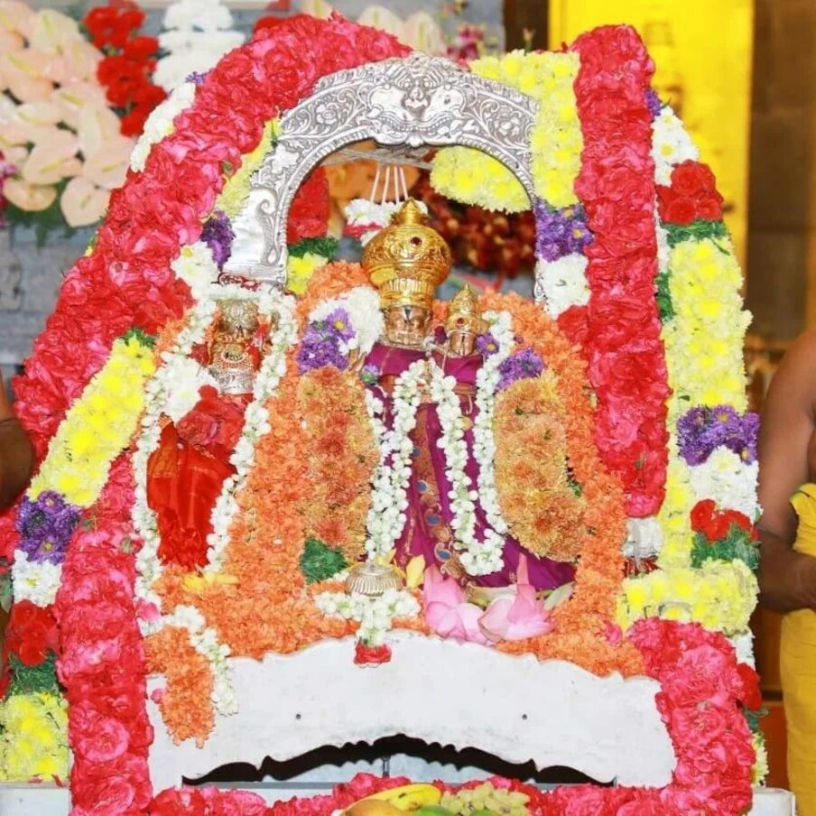  తెలంగాణ తిరుమలగా యాదాద్రి దివ్యక్షేత్రాన్ని తెలంగాణ ప్రభుత్వం అత్యంత సుందరంగా, అద్భుతంగా ఆలయ పునఃనిర్మాణం చేపట్టింది. ఇక్కడికి వచ్చే భక్తుల సౌకర్యం కోసమే దివ్య సన్నిధి కాటేజీ రూమ్స్‌ని అద్దెకు ఇస్తున్నట్లుగా శుక్రవారం వైటీడీఏ వైస్‌ చైర్మన్‌ కిషన్‌రావు తెలిపారు.(Photo Credit:Face Book)