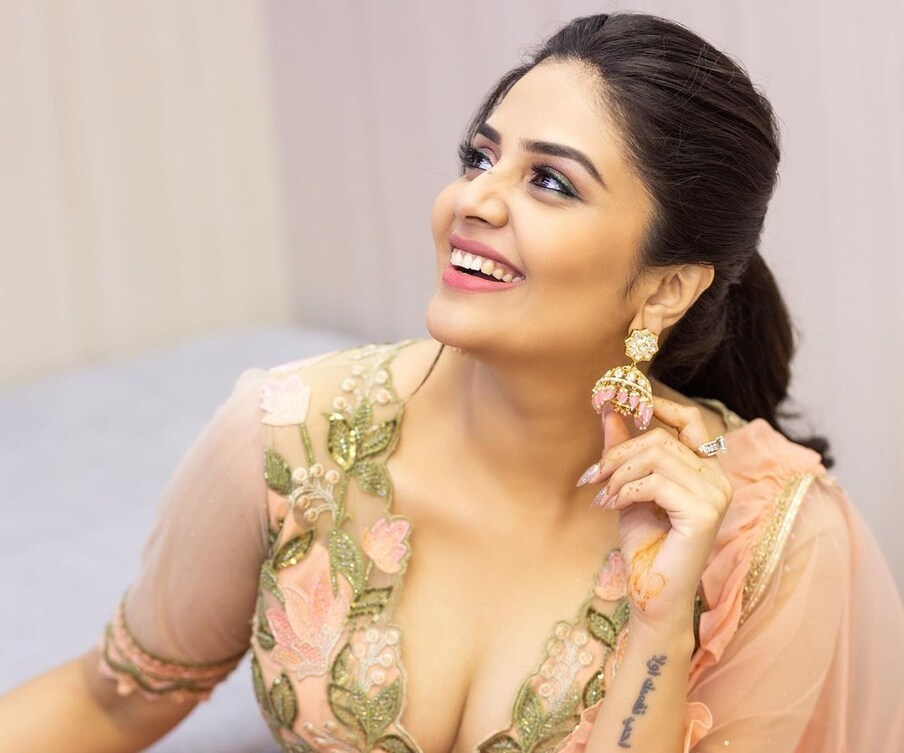  తాజాగా ఓ ఫోటో షూట్ చేసింది. ఆ ఫోటోల్లో శ్రీముఖి అదరగొట్టిందనే చెప్పాలి. క్యూట్ లుక్‌లో కేకపెట్టించింది. దీంతో నెటిజన్స్ ఫిదా అవుతున్నారు. దానికి సంబంధించిన కొన్ని పిక్స్‌ ప్రస్తుతం సోషల్ మీడియాలో వైరల్‌గా మారాయి. పిచ్ కలర్ డ్రెస్సులో శ్రీముఖి అందాల ఆరబోత మామూలుగా లేదు.