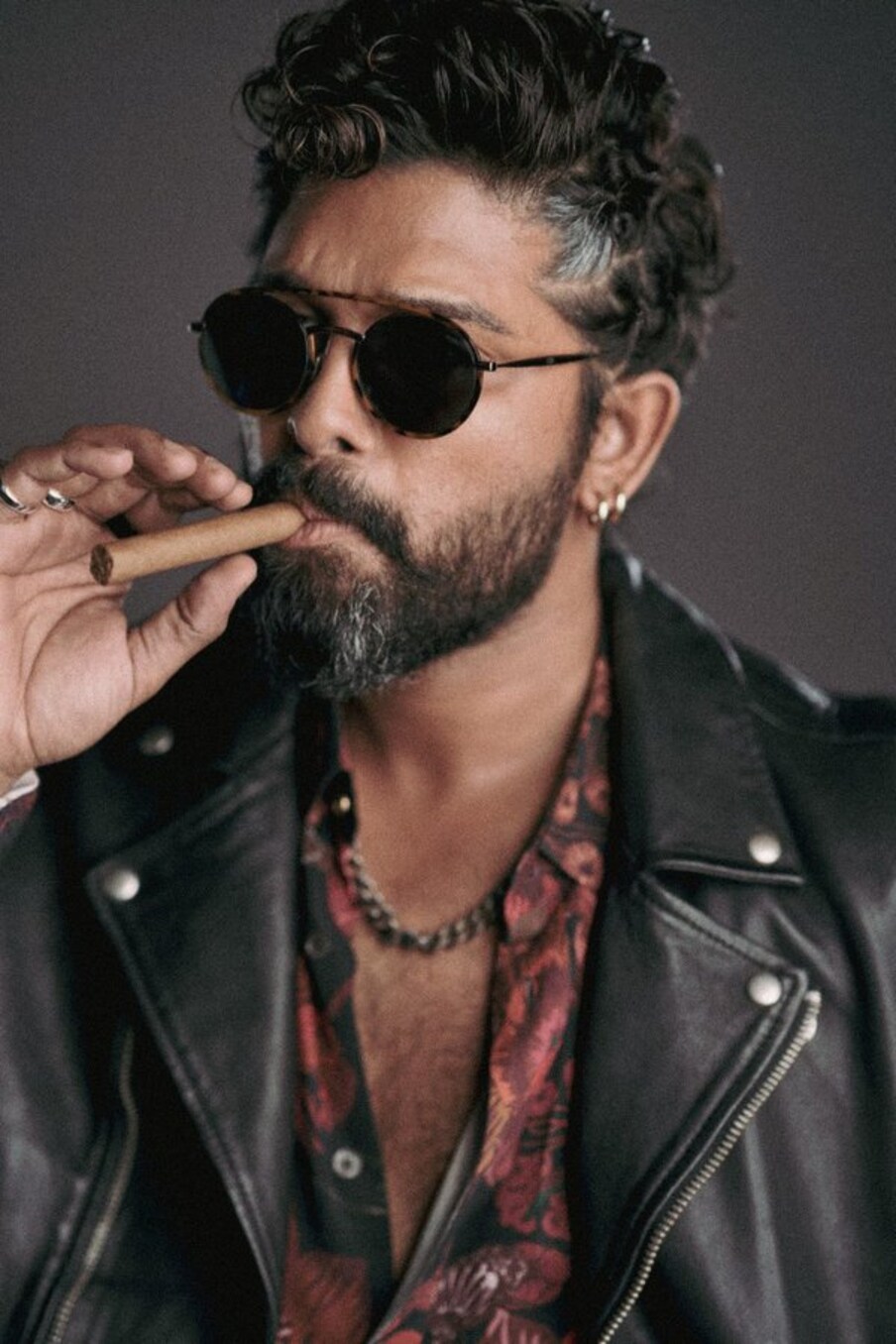  పుష్ప 2 డాన్‌గా ఎలా రూల్ చేసాడనేది ఈ సినిమా స్టోరీ. ఈ సందర్భంగా అల్లు అర్జున్ తన సోషల్ మీడియా అకౌంట్‌లో పోస్ట్ చేసిన లుక్ చూస్తుంటే.. అది పుష్ప 2లో డాన్ లుక్‌గా ఉంది. నోటిలో సిగార్‌తో కళ్లద్దాలతో స్టైలిష్‌గా ఉన్న అల్లు అర్జున్ లుక్‌కు అభిమానులతో పాటు కామన్ ఆడియన్స్ ఫిదా అవుతున్నారు. ఏం మేకోవర్ అంటూ అల్లు అర్జున్‌ను డెడికేషన్‌‌ను మెచ్చుకుంటున్నారు.  (Twitter/Photo)