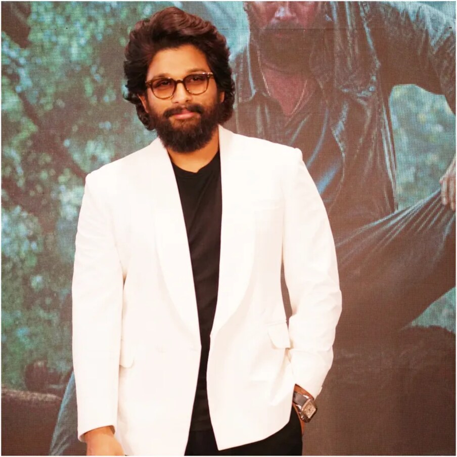  అల్లు అర్జున్‌ - సుకుమార్ కాంబోలో రాబోయే చిత్రమే 'పుష్ప ద రూల్'. ఈ సినిమాను మైత్రీ మూవీ మేకర్స్ సంస్థ నిర్మించింది. రష్మిక మందన్నా ఇందులో హీరోయిన్‌గా చేస్తోండగా.. మలయాళ స్టార్ హీరో ఫహద్ ఫాసిల్ విలన్‌గా నటిస్తున్నాడు. సునీల్, అనసూయ కీలక పాత్రలు చేయనున్నారు. దేవీ శ్రీ ప్రసాద్ ఈ చిత్రానికి సంగీతాన్ని ఇస్తున్నాడు.