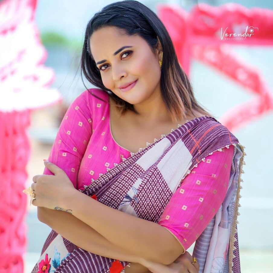  ఇది సింగింగ్ షో కావడంతో అదే ట్రాక్ లో వెళ్తూ ఆడియన్స్‌ని అట్రాక్ట్ చేసే ఆలోచనలు చేస్తోంది అనసూయ. ఈ క్రమంలోనే తాజా ఎపిసోడ్ లో తన లోని సింగింగ్ టాలెంట్ బయటపెట్టింది. ఆమె పాట విని చిన్నితెర ప్రేక్షకులు ఫిదా అవుతున్నారు.