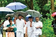 కన్నీళ్లు తెప్పించే వార్త.. వర్షంలో నట్టడివిలో నడుస్తూ.. కూతురి శవంతో నాలుగు కిలోమీటర్లు..