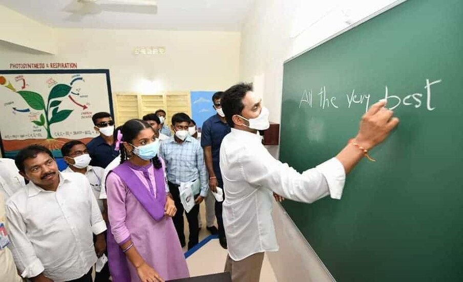  ఆంధ్రప్రదేశ్ లో బడి గంట మళ్లీ మోగింది. ఇవాళ్టి (జూన్ 5, మంగళవారం) నుంచి రాష్ట్రంలో కొత్త విద్యా సంవత్సరం మొదలైంది. సుదీర్ఘ వేసవి సెలవుల తర్వాత నేడు రాష్ట్ర వ్యాప్తంగా పాఠశాలలు పున:ప్రారంభం అయ్యాయి. తొలిరోజే విద్యార్థులకు జగనన్న విద్యా కానుక కిట్లను అందించనున్నారు.