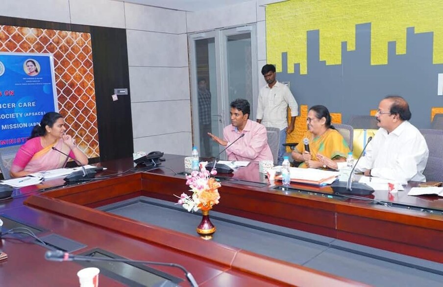  రాష్ట్రంలోని ప్రభుత్వ వైద్యశాలలు,అర్బన్ హెల్త్ సెంటర్లు,కమ్యూనిటీ సెంటర్లు,ప్రాథమిక వైద్యారోగ్య కేంద్రాలు,కోవిడ్ పంపిణీ కేంద్రాలలో కోవిడ్ టీకాను ప్రతి సోమవారం,ప్రతి శుక్రవారం ప్రజలకు అందిస్తున్నట్లు తెలిపారు.  రాష్ట్రంలో బలమైన సచివాలయ వ్యవస్థ,వైద్య ఆరోగ్య సిబ్బంది పనిచేస్తుండడం వల్ల మిగతా రాష్ట్రాల కంటే కోవిడ్ వ్యాక్సినేషన్ పంపిణీ లో ముందు వరసలో ఉన్నామన్నారు.
