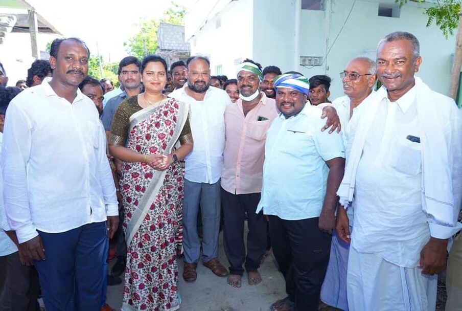  ఓ వైపు గడప గడపకు ప్రభుత్వం అంటూ బిజీగా ప్రజల్లో తిరుగుతున్న ఆమె.. మరోవైపు తన మంత్రిత్వ శాఖ విషయంలో వరుస రివ్యూలతో బిజీగా ఉంటున్నారు. నిత్యం సమీక్షలు నిర్వహిస్తూ.. అధికారులకు పలు సూచనలు చేస్తున్నారు. ముఖ్యంగా పలువురు మహిళలకు ప్రికాషన్ డోస్ టీకాను దగ్గరుండి వేయించారు. 