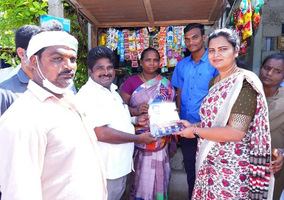  అధినేత జగన్ మోహన్ రెడ్డి సూచించినట్టు.. ఆమె గడప గడపకు ప్రభుత్వాన్ని ప్రతిష్టాత్మంగా తీసుకుని గ్రాఫ్ పెంచుకునే ప్రయత్నం చేస్తున్నారు. ప్రభుత్వం అందిస్తున్న సంక్షేమ పథకాలను స్వయంగా ఆమె వివరిస్తున్నారు. 