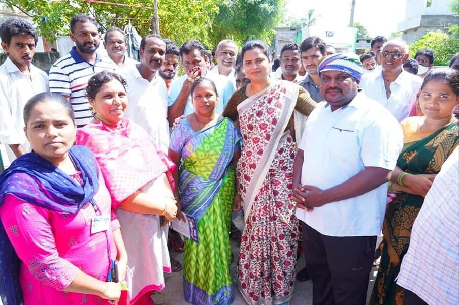  కొంతమంది మంత్రులు, ఎమ్మెల్యేల్లా ఆమె ఏదో మొక్కుబడిగా ఈ కార్యక్రమం నిర్వహించడం లేదు.. ఒక బాధ్యతగా తీసుకుని.. నిత్యం ప్రజల్లోకి వెళ్తున్నారు.. వారితో నేరుగా మాట్లాడుతున్నారు.. అండగా ఉంటాను అనే భరోసా ఇస్తున్నారు. 