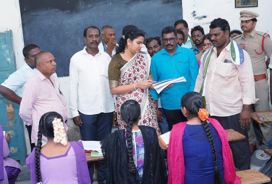  సోషల్ మీడియాలో నిత్యం యాక్టివ్ గా ఉండే ఆమె.. తాజాగా కాసేపు స్కూల్ విద్యార్థులతో ముచ్చటించారు. వెల్లూరు గ్రామంలో స్కూల్ రెన్నువేషన్ పనుల్లో భాగంగా.. పునాది రాయి వెళ్లడానికి వెళ్లిన ఆమె.. అక్కడ విద్యార్థులను చూసి.. క్లాస్ లో అడుగుపెట్టారు. కాసేపు టీచర్ లా పాఠం బోధించి.. స్కూల్ లో అందుకున్న సౌకర్యాలు.. వారి చదువు ఎలా సాగుతుంది తదితర విషయాలు అడిగి తెలుసుకున్నారు. 