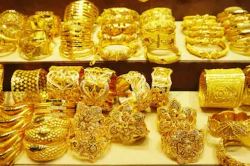  బంగారం లో ఇన్వెస్ట్ చేస్తున్నరా ? అయితే కొన్ని రోజులు ఆగండి. అ తర్వాత ఇలా చేస్తే మీలు లాభాలే లాభాలు!
