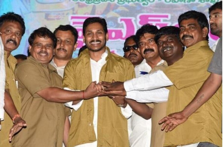  ఎన్నికల సమయంలో ప్రజలకు ఇచ్చిన హామీలను ఒక్కొక్కటిగా నెరవేరుస్తూ వస్తున్నారు ఏపీ సీఎం జగన్. నవరత్నల్లో భాగంగా వైఎస్సార్‌ వాహన మిత్ర పథకాన్ని ప్రవేశపెట్టిన విషయం తెలిసిందే. ఈ స్కీమ్‌ ద్వారా అర్హులకు ఒక్కొక్కరికి రూ.10వేల చొప్పున ప్రభుత్వం ఆర్థిక సాయం అందిస్తోంది.