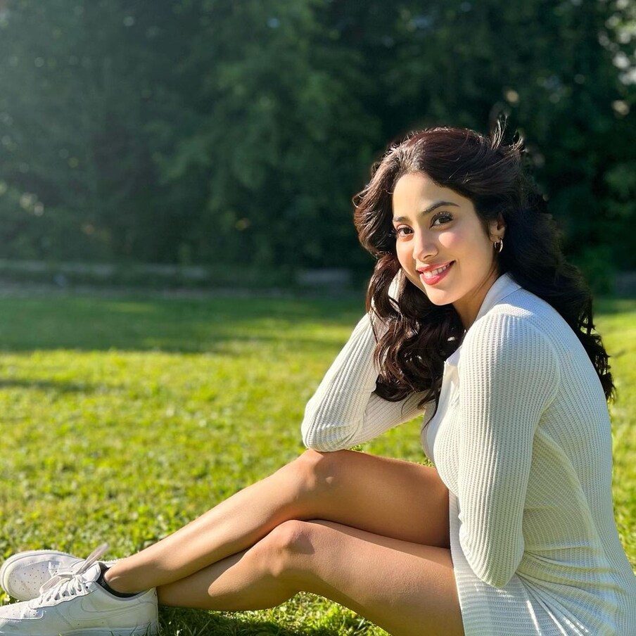  Janhvi Kapoor : జాన్వీ కపూర్.. శ్రీదేవి కుమార్తె అని తెలిసిందే. 'ధడక్' అనే సినిమాతో హిందీ చిత్ర సీమకు పరిచయమైంది. ఆ సినిమా హిట్ తర్వాత జాన్వీ పలు బాలీవుడ్ చిత్రాల్లో నటిస్తూ బిజీ అయ్యింది. జాన్వీ తన తల్లి శ్రీదేవిని పోలిన లుక్స్‌తో అభిమానులకు కనులవిందు చేస్తోంది. ఆమె ప్రస్తుతం రూహీ, తక్త్, గుడ్ లక్ జెర్రీ, హెలెన్ మొదలగు సినిమాల్లో నటిస్తోంది. Photo : Instagram