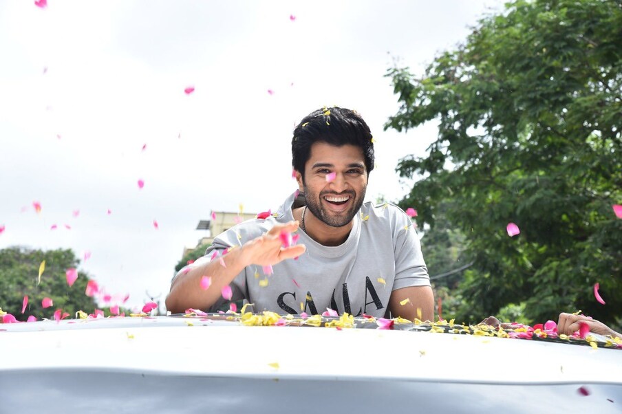  పూరీ జగన్నాథ్ డ్రీమ్ ప్రాజెక్ట్ అయినా ఈ సినిమా కథ మహేష్ బాబు కోసం రాశారట. కానీ ఏవో కారణాల వల్ల ఈ సినిమా అటు తిరిగి ఇటు తిరిగి విజయ్ దగ్గరకు వచ్చింది. ఈ సినిమా రెగ్యులర్ షూటింగ్ మొదలై ఆగిపోయింది.. లైగర్ ఫ్లాప్ తర్వాత ఈ సినిమాను బడ్జెట్ కారణాల వల్ల ఆపేశారు. Photo : Twitter