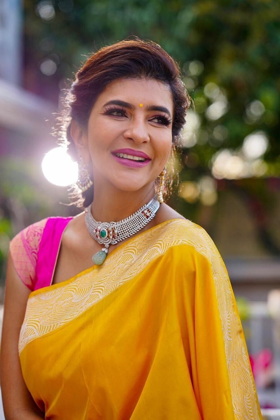 మంచు మోహ‌న్ బాబు న‌ట‌ వార‌సురాలు, టాలీవుడ్ నటి మంచు లక్ష్మి తరచుగా ఏదో ఒక రకంగా వార్తల్లో నిలుస్తుంటుంది. సినిమాల పరంగా చెప్పుకోదగ్గ సక్సెస్ రాబట్టనప్పటికీ సోషల్ మీడియాలో మాత్రం హవా నడిపిస్తుంది ఈ మంచు వారమ్మాయి.