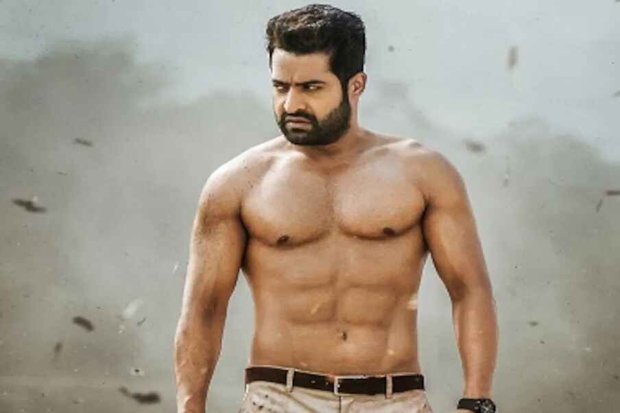  ఈ వీడియోలో డైలాగ్స్ అదిరిపోయాయి. అప్పుడప్పుడు ధైర్యానికి కూడా తెలియదు అవసరానికి మంచి తను ఉండకూడదని.. అప్పుడు భయానికి తెలియాలి తను రావల్సిన సమయం వచ్చిందని.. వస్తున్నా అంటూ సాగే వీడియో మంచి రెస్పాన్స్‌ను దక్కించుకుంది. ఈ ప్యాన్ ఇండియా సినిమాకు అనిరుధ్ రవిచందర్ (Anirudh Ravichander) సంగీతం అందిస్తుండగా.. రత్నవేలు సినిమాటోగ్రాఫర్‌గా చేస్తున్నారు. Photo : Twitter